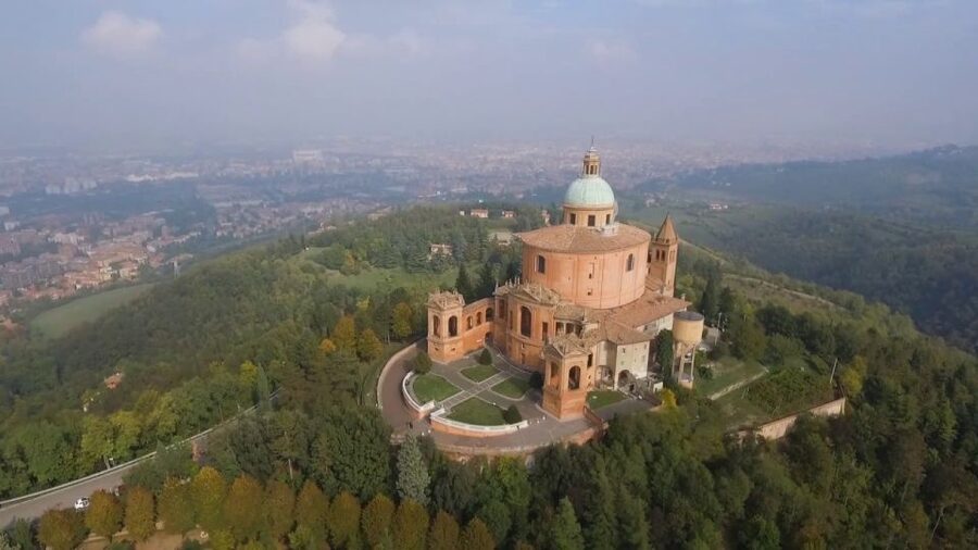 Sanctuary of S. Luca with Train and Private Guide - Starting at Piazza del Nettuno with a private guide