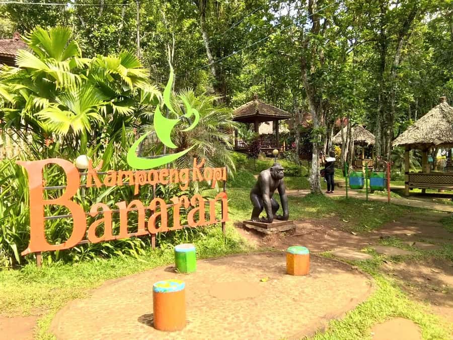 SEMARANG TOURS : GEDONGSONGO TEMPLE/TRAIN MUSEUM AMBARAWA - How the private format affects the day
