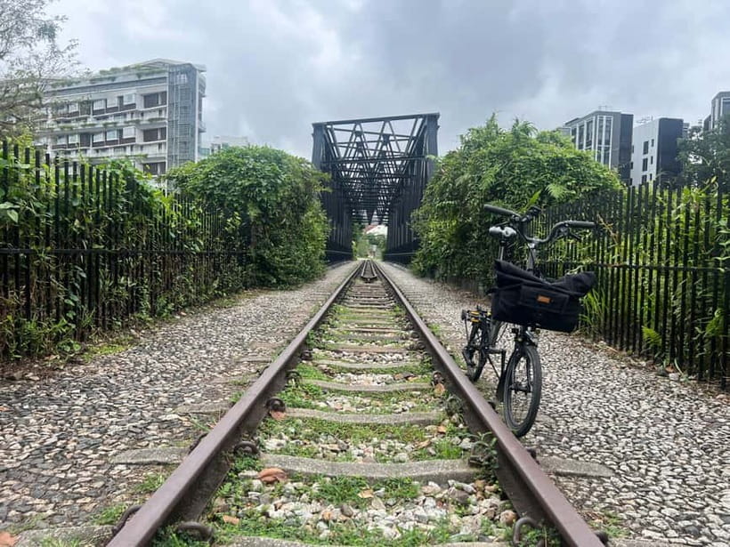 Singapore Brompton Bike Tour from Rail Corridor, with food! - The Helix Bridge and Marina Bay finish