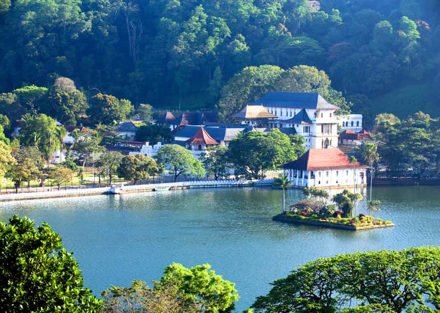 Sri Lanka Private 2-day Tour:Train Trip, Kandy, Nuwara Eliya - Day one: Colombo, Kegalle, and the road into Kandy