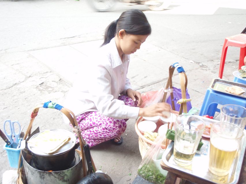 Street Food Tour Hanoi and Train Street Experience - The food stops: a full meal, not a nibble