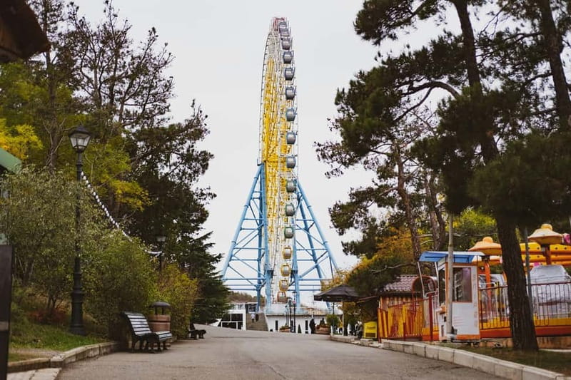 Tbilisi: Old Town Sights & Funicular Ride to Mtatsminda Park - The guide and group format