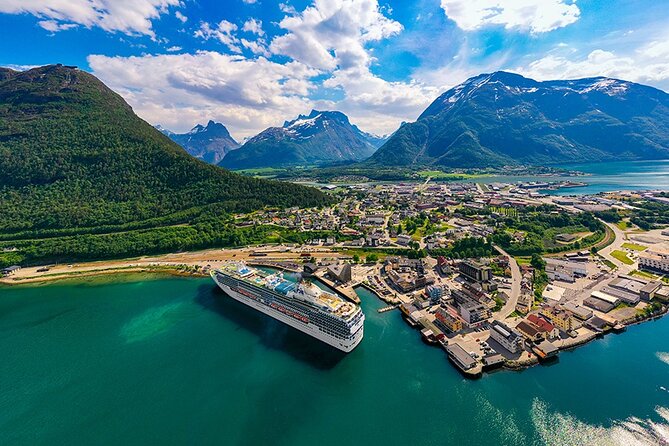 The Golden Train on Rauma Railway in Romsdalen - Scenery, stories, and the railway itself