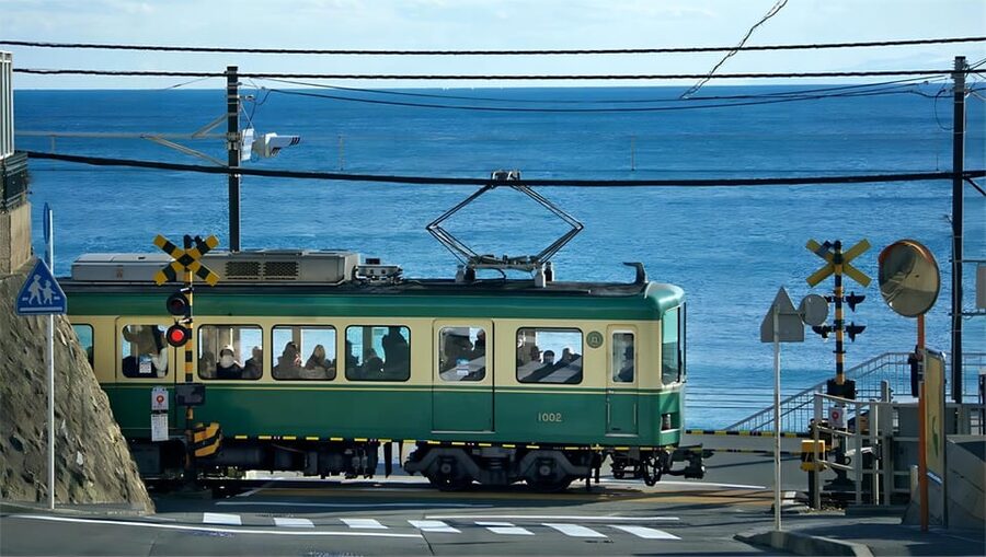 Tokyo: Kamakura & Enoshima Day Tour with Pickup & Train Ride - The Slam Dunk crossing at Kamakura High School
