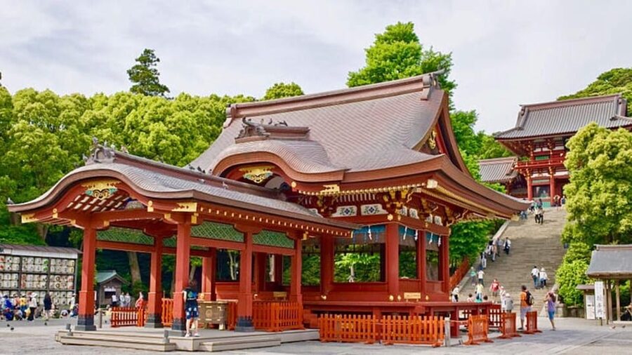 Tokyo: Kamakura & Enoshima Day Tour with Pickup & Train Ride - Tsurugaoka Hachimangu and Kamakura’s samurai past