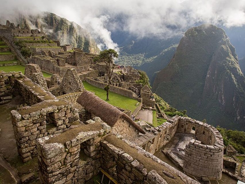 TOUR TO MACHU PICCHU FULL DAY BY TRAIN – The Best Adventure - Meeting the guide in Aguas Calientes
