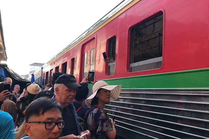Train Market and Floating Market half day tour - What the private format changes