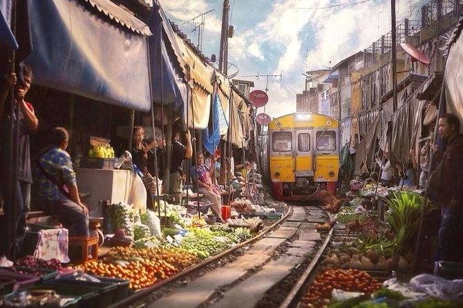 Train Market and Floating Market half day tour - Who will get the most from this outing