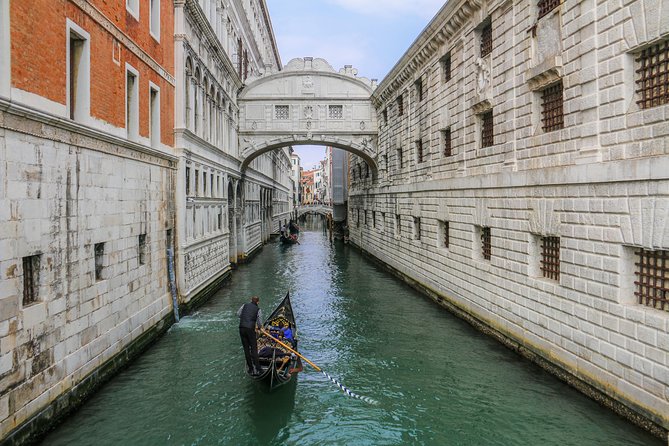 Venice Tour by High-Speed train from Florence - Crossing the 400-year-old Rialto Bridge