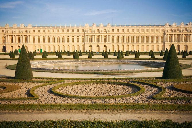 Versailles Domain Bike Tour with Palace Entry by Train from Paris - The market stop and your Grand Canal picnic