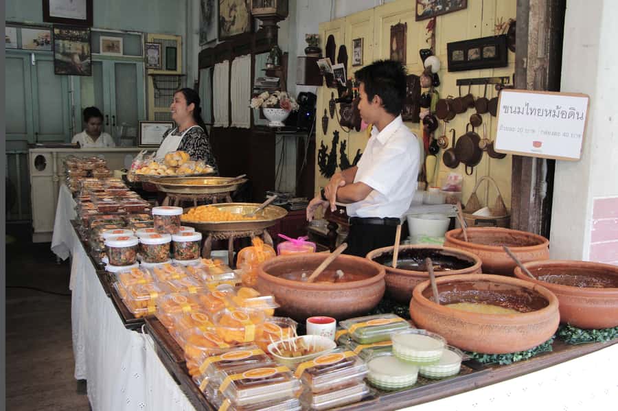 Weekend Amphawa Floating Market & Train Market Private Tour - What the $140 price includes