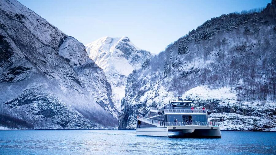 Winter Tour Viking Village, Nærøyfjord Cruise & Flåm Railway - Meeting Viking life at Njardarheimr